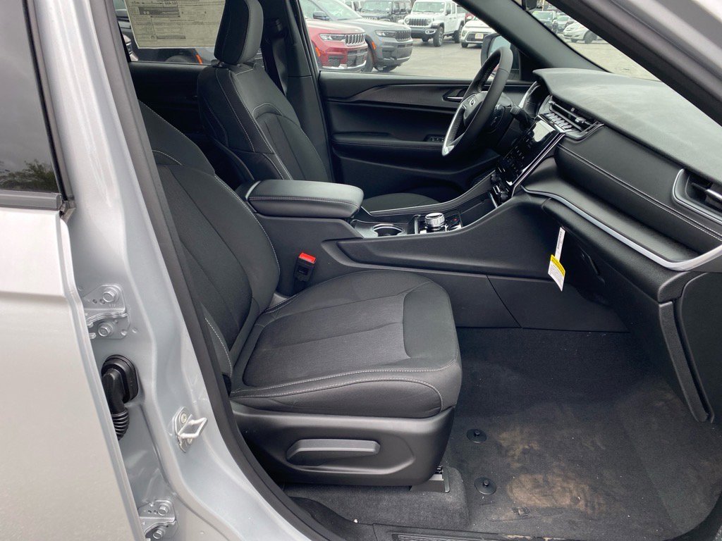 2025 Jeep Grand Cherokee Laredo photo 12