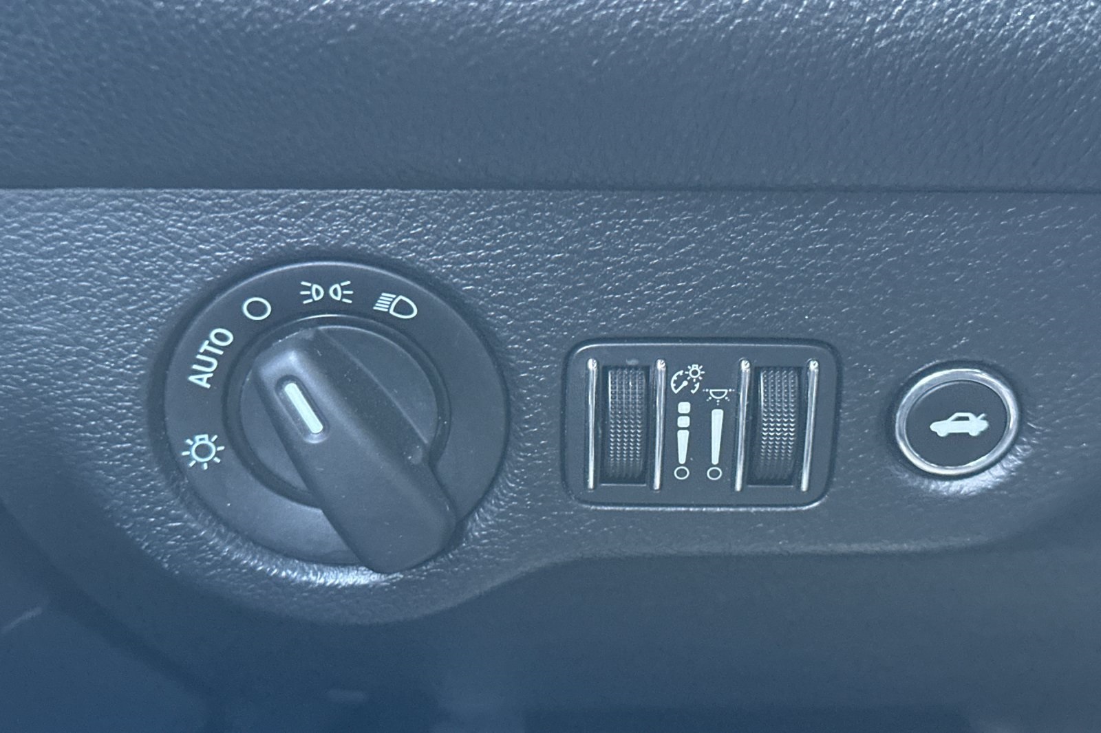 2016 Dodge Challenger SXT photo 28
