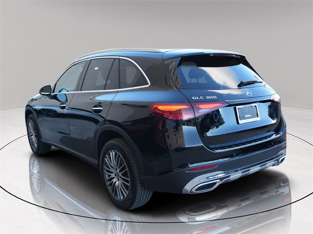 2025 Mercedes Benz GLC 300 photo 4