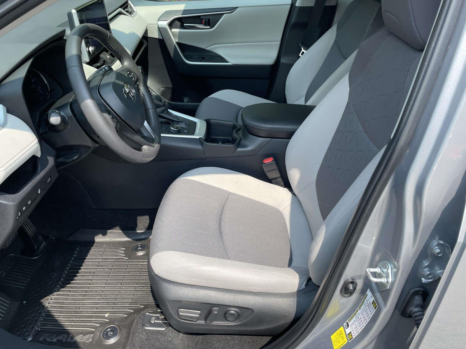 2024 Toyota RAV4 Hybrid XLE photo 10