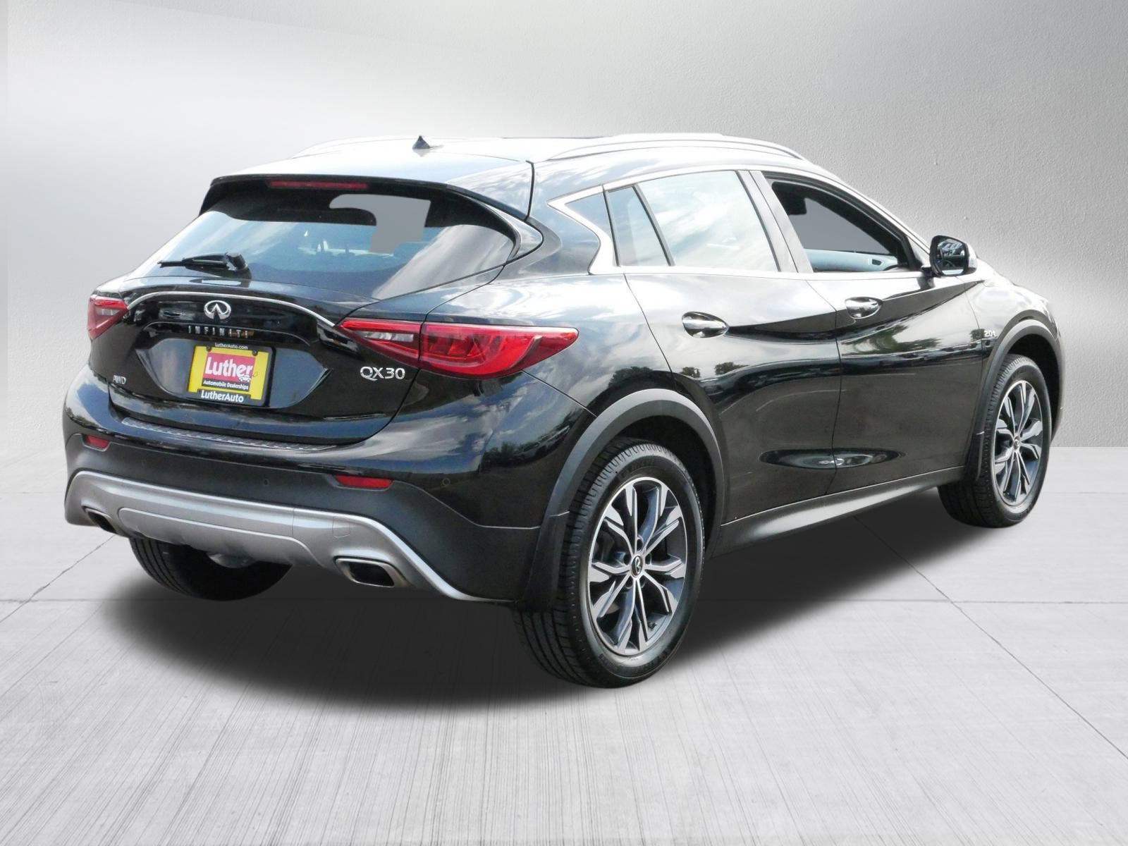 2017 Infiniti QX30 Premium photo 7