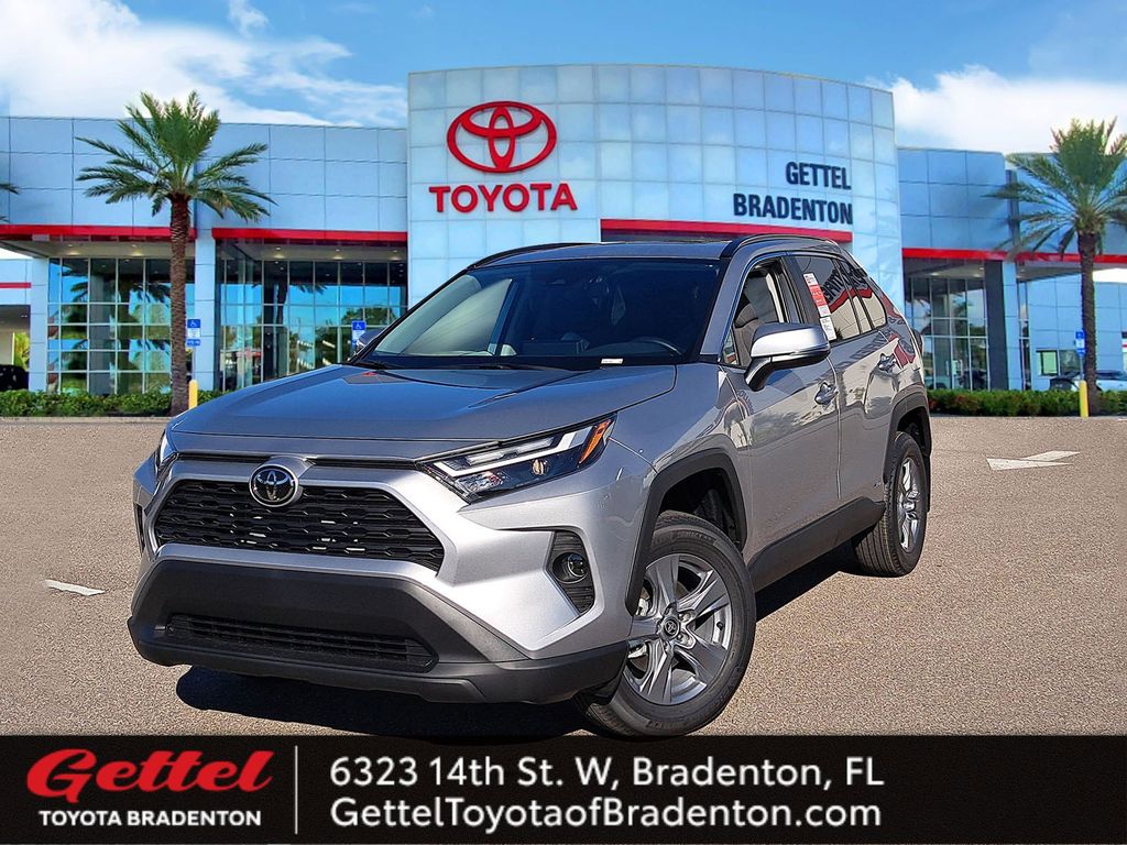 2025 Toyota RAV4 XLE's photo