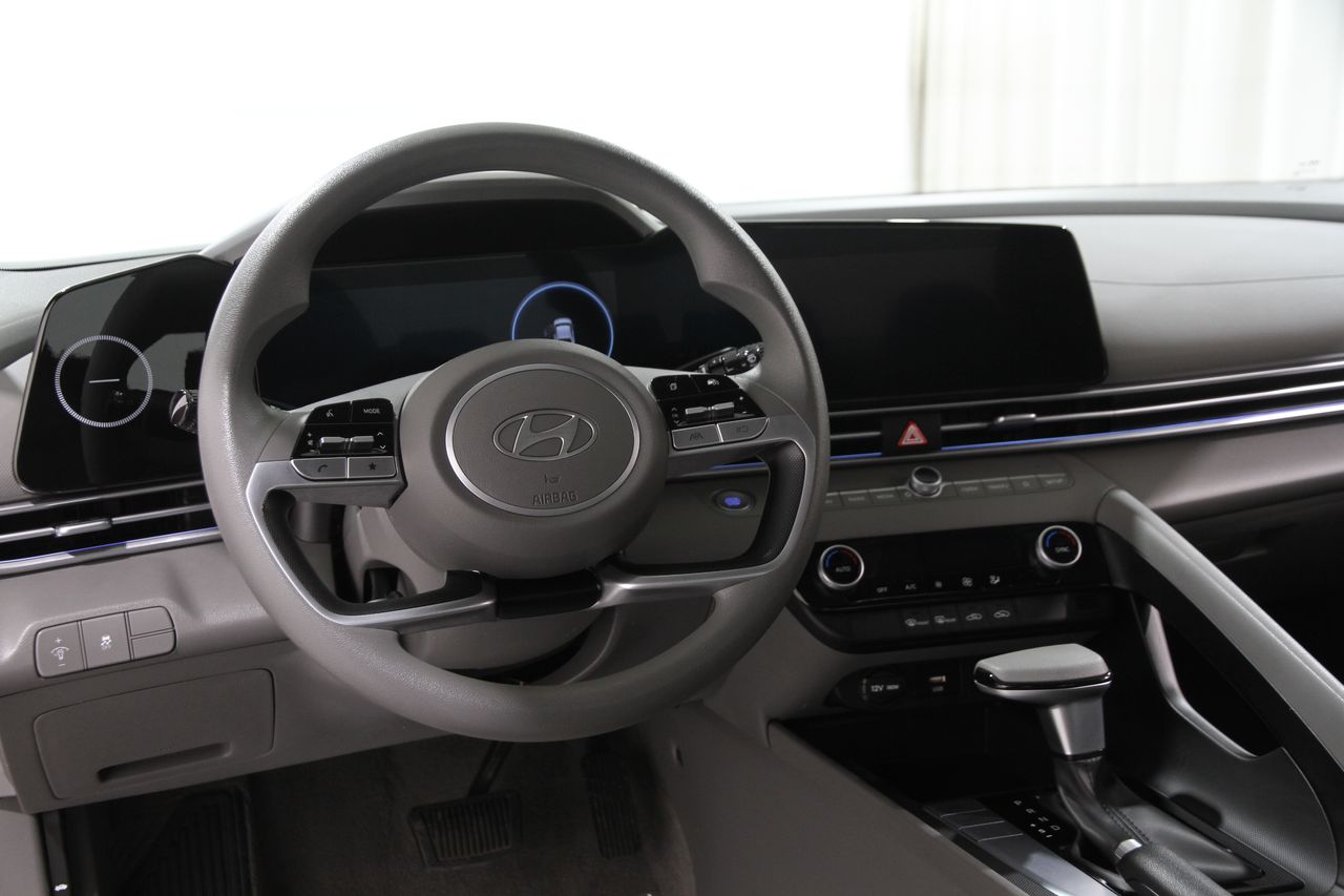 2024 Hyundai Elantra SEL photo 6