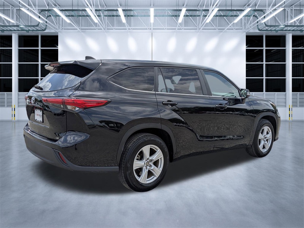 2023 Toyota Highlander LE photo 2