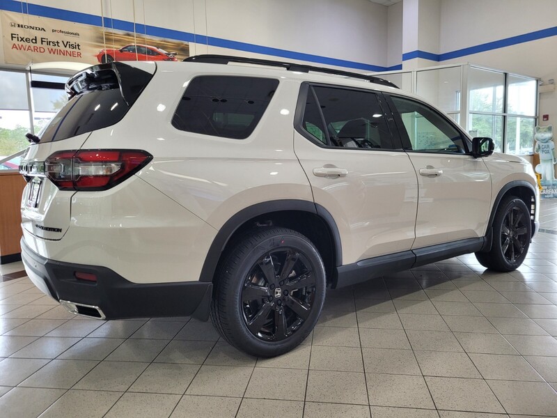 2025 Honda Pilot Black Edition photo 3