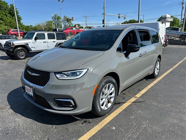 2025 Chrysler Pacifica photo 2