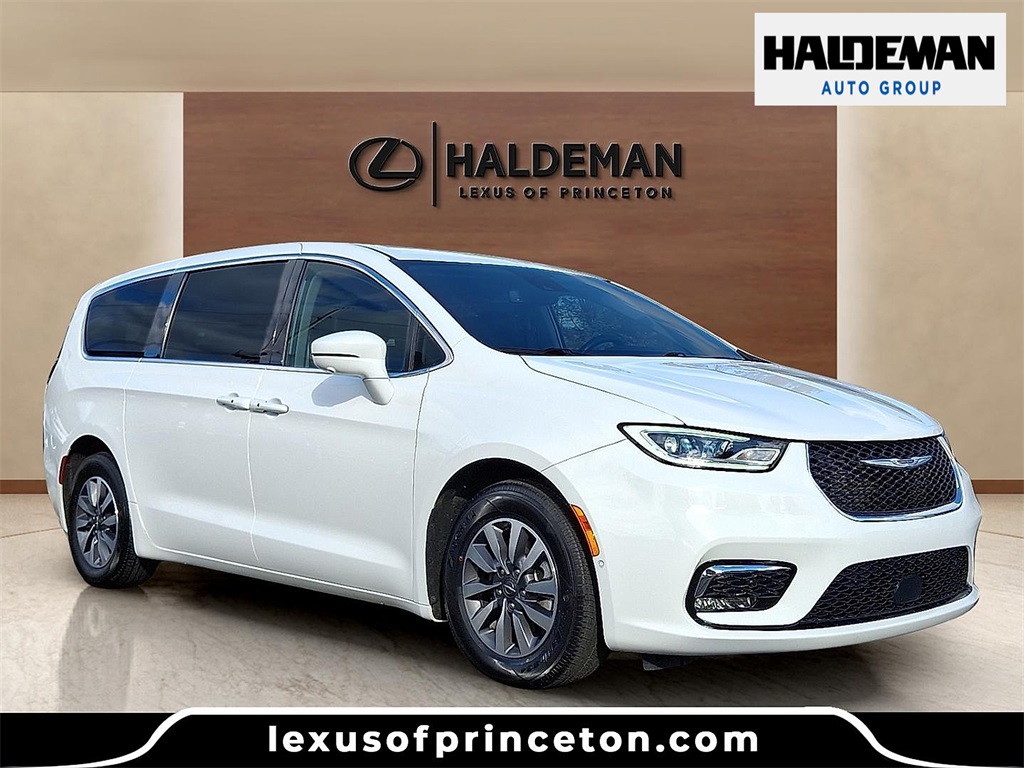 2022 Chrysler Pacifica Hybrid Touring L's photo