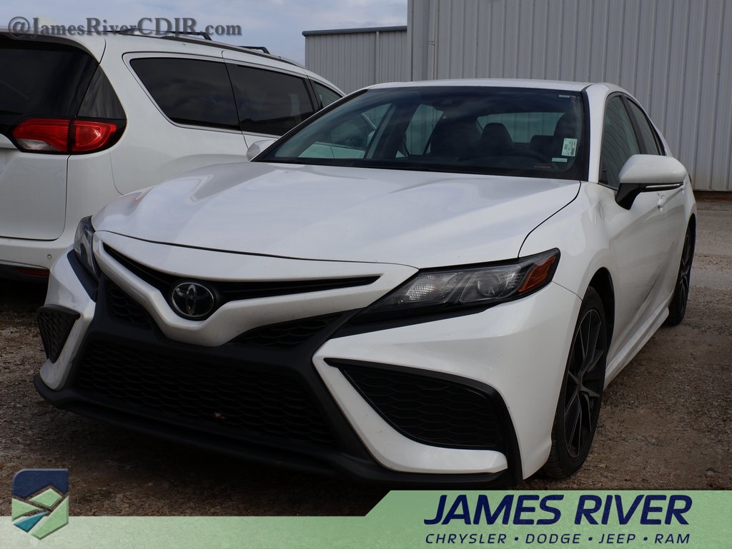 2024 Toyota Camry SE's photo