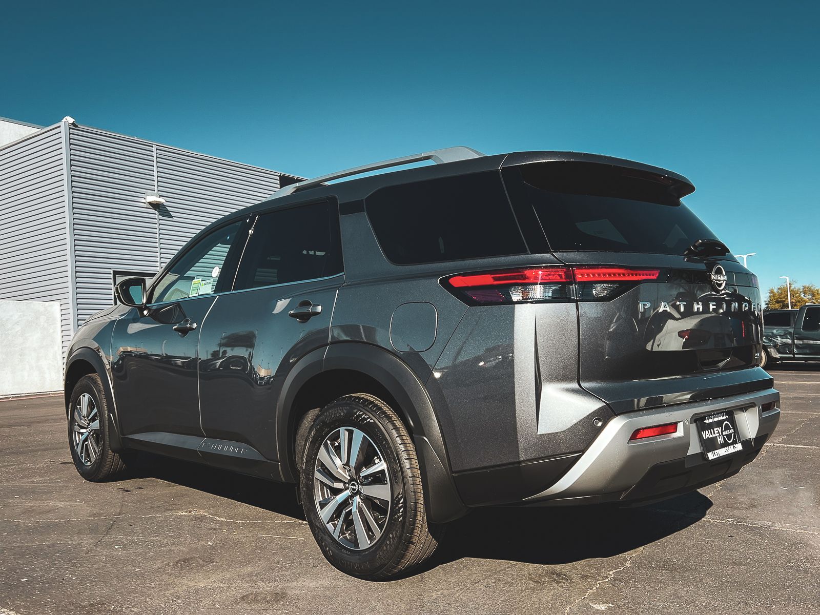 2025 Nissan Pathfinder SL photo 2