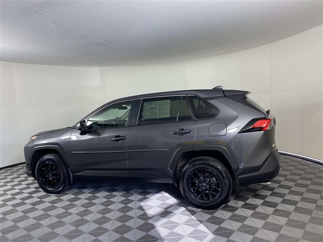 2022 Toyota RAV4 LE photo 2