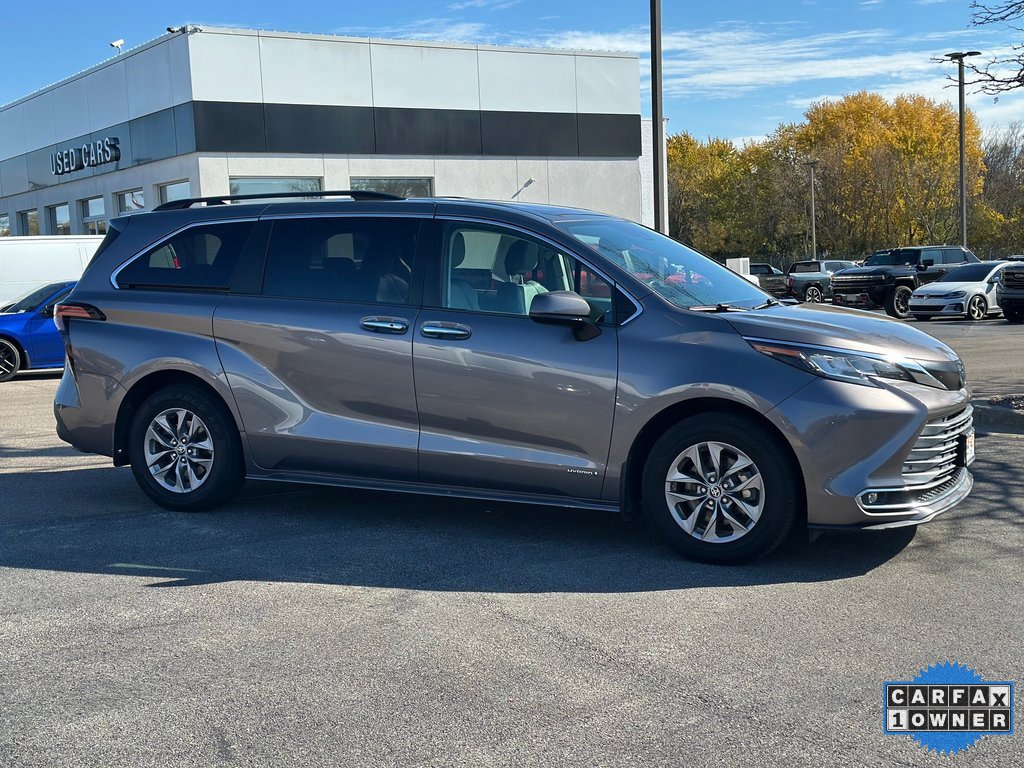 2021 Toyota Sienna XLE photo 2