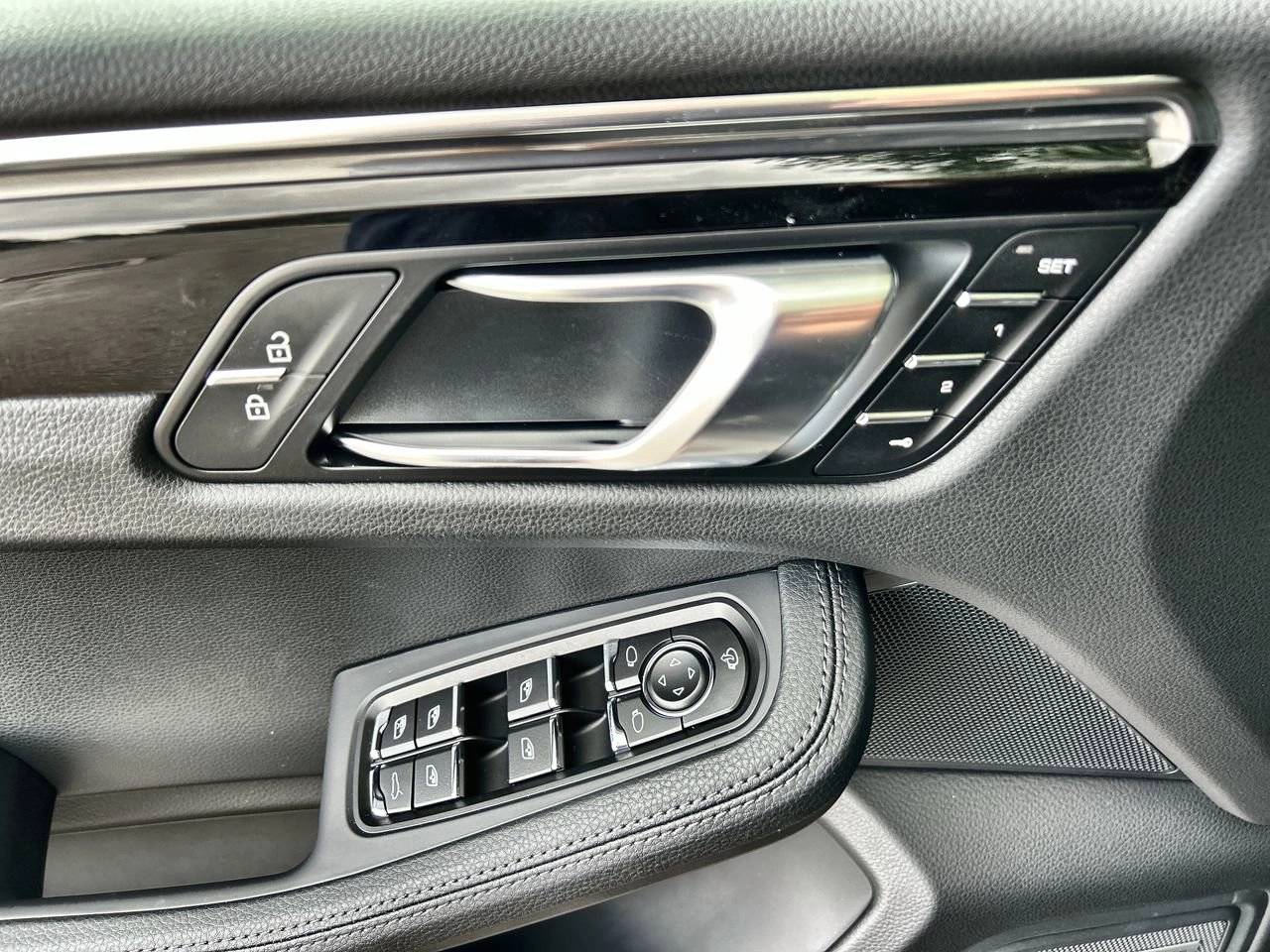2026 Porsche Macan Base photo 17