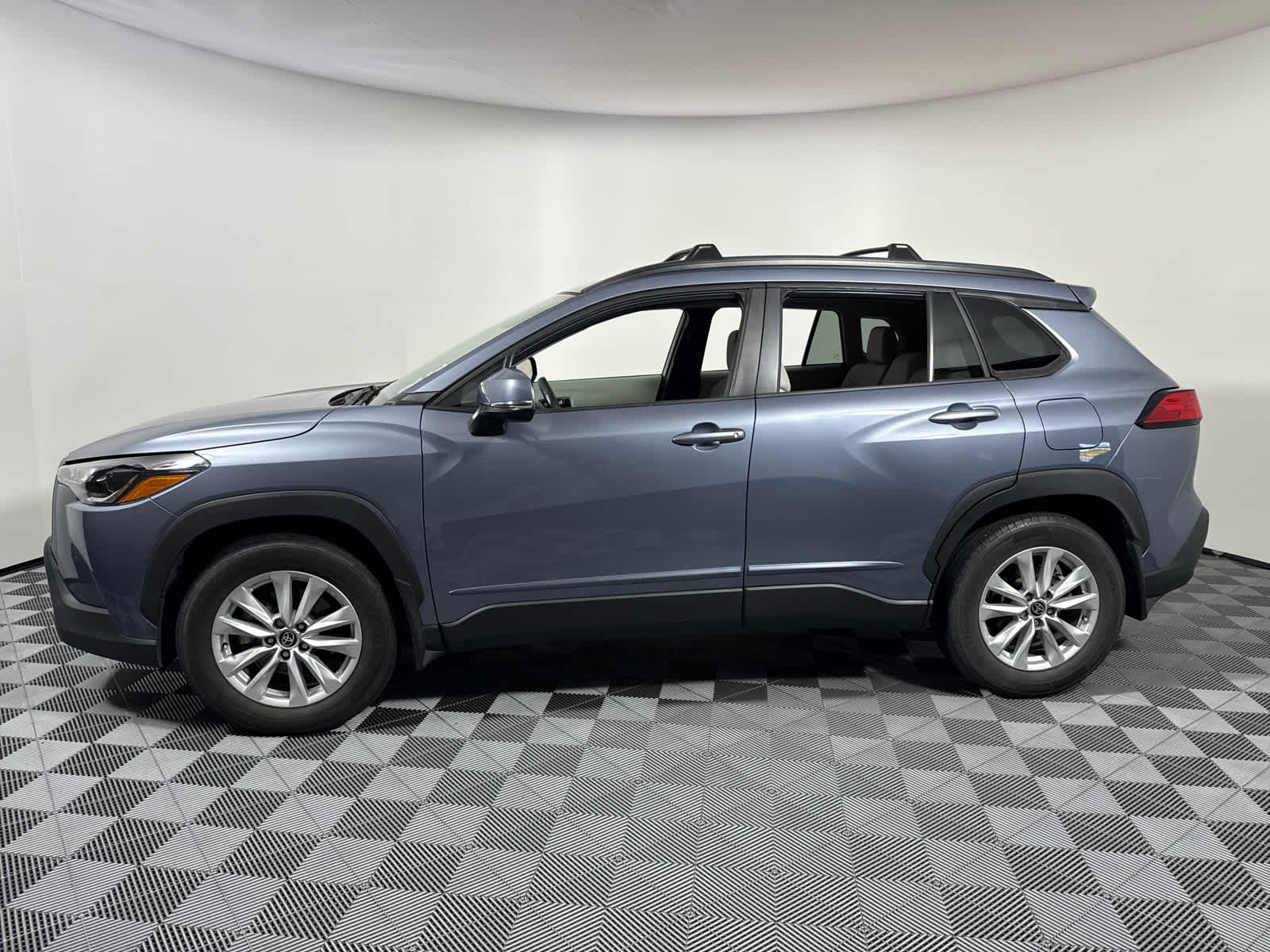 2022 Toyota Corolla Cross LE photo 3