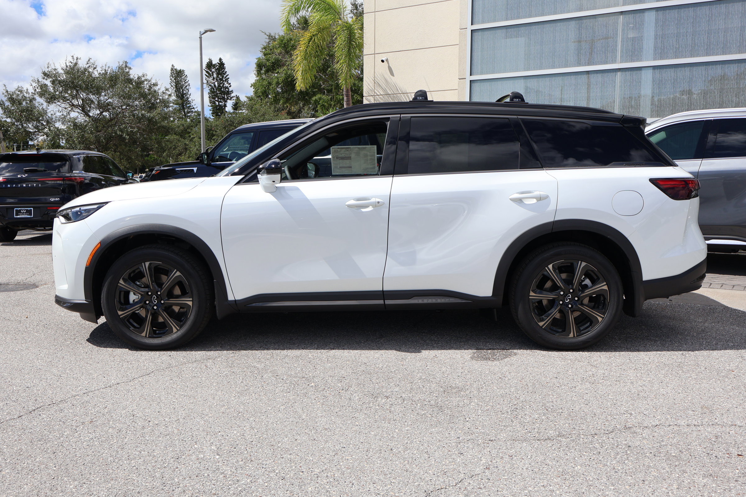 2026 Infiniti QX60 Autograph photo 2