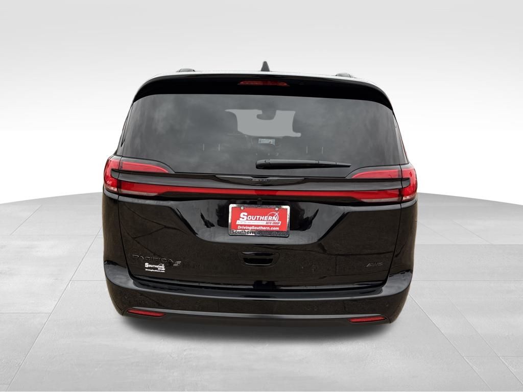 2026 Chrysler Pacifica photo 3
