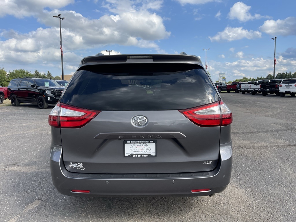2017 Toyota Sienna XLE photo 6