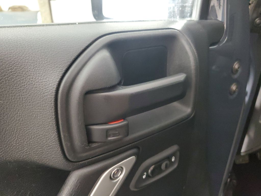 2016 Jeep Wrangler Unlimited Rubicon photo 25