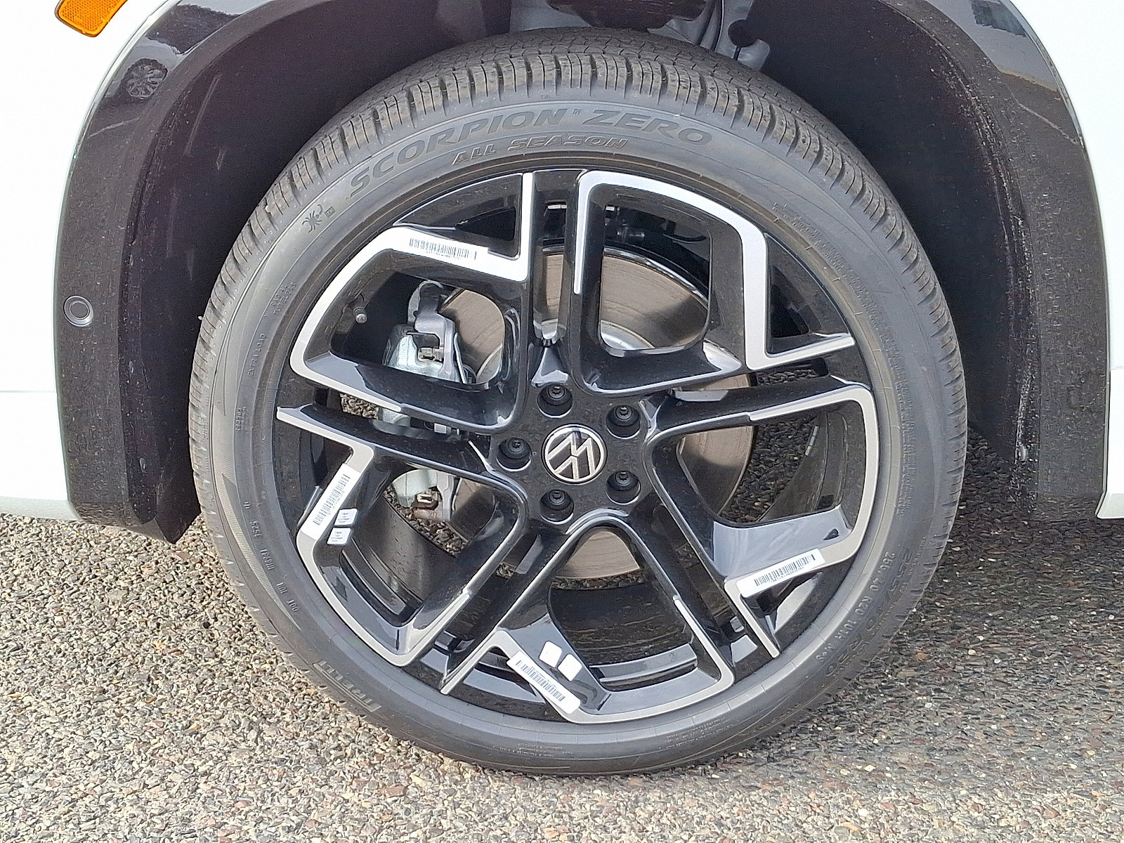 2026 Volkswagen Tiguan SEL R-Line photo 3