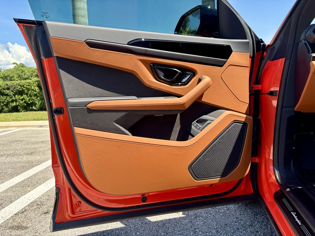 2025 Lamborghini Urus SE photo 12