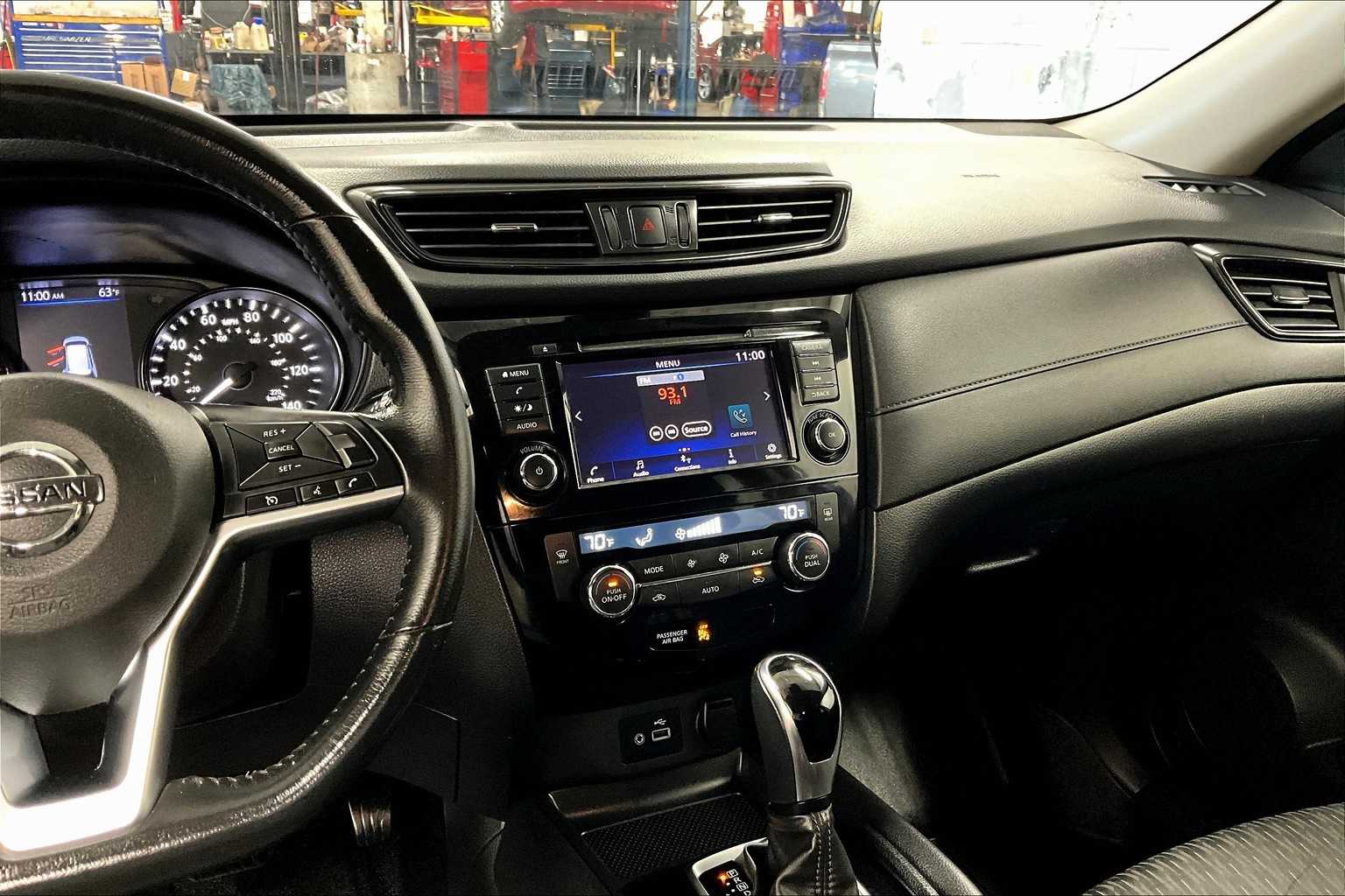 2019 Nissan Rogue SV photo 6