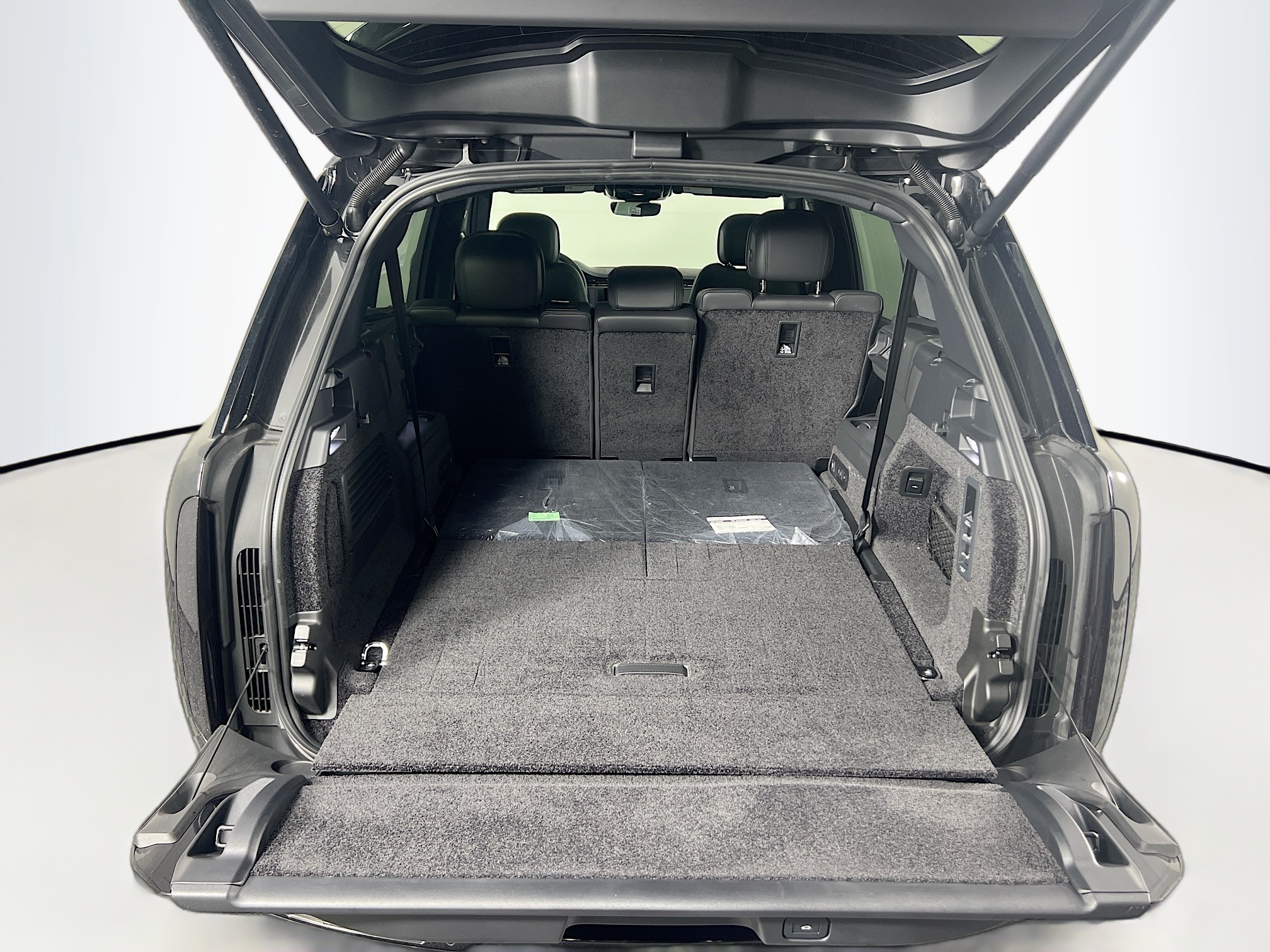 2025 Land Rover Range Rover SE photo 9
