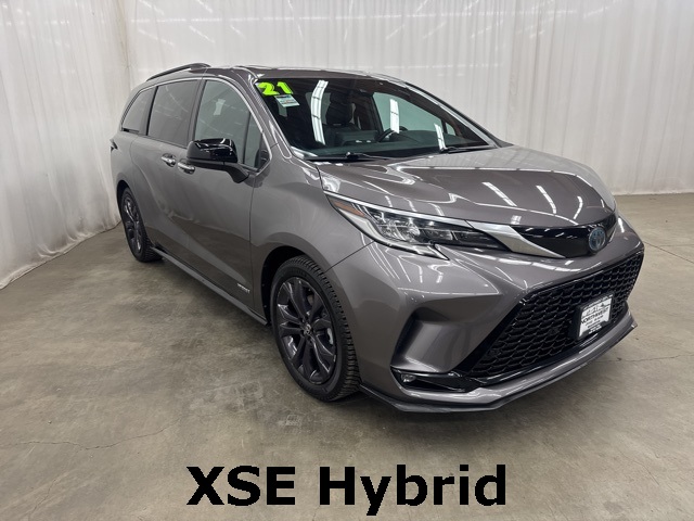 2021 Toyota Sienna XSE's photo