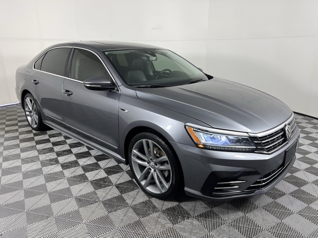 2019 Volkswagen Passat SE R-Line's photo