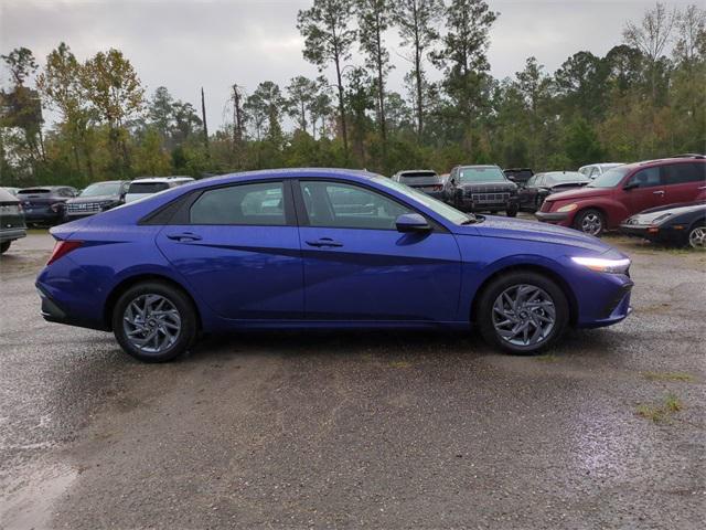 2026 Hyundai Elantra Blue SEL Sport photo 4