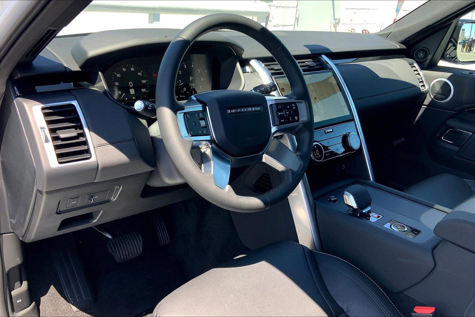 2025 Land Rover Discovery S photo 3