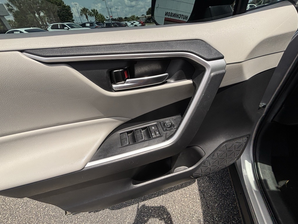 2023 Toyota RAV4 XLE photo 9