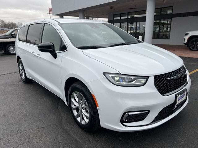 2026 Chrysler Pacifica Select's photo