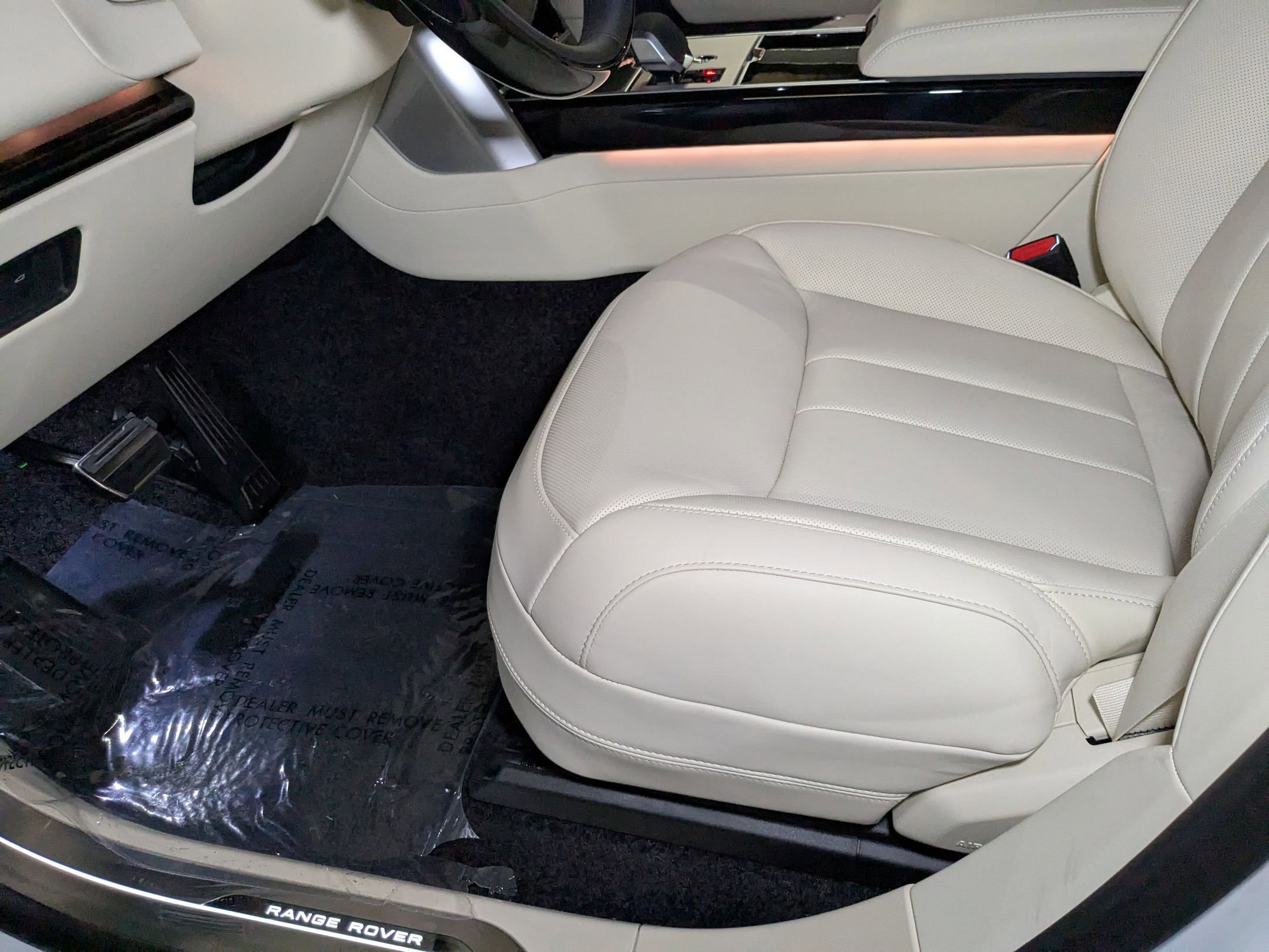 2025 Land Rover Range Rover SE photo 4