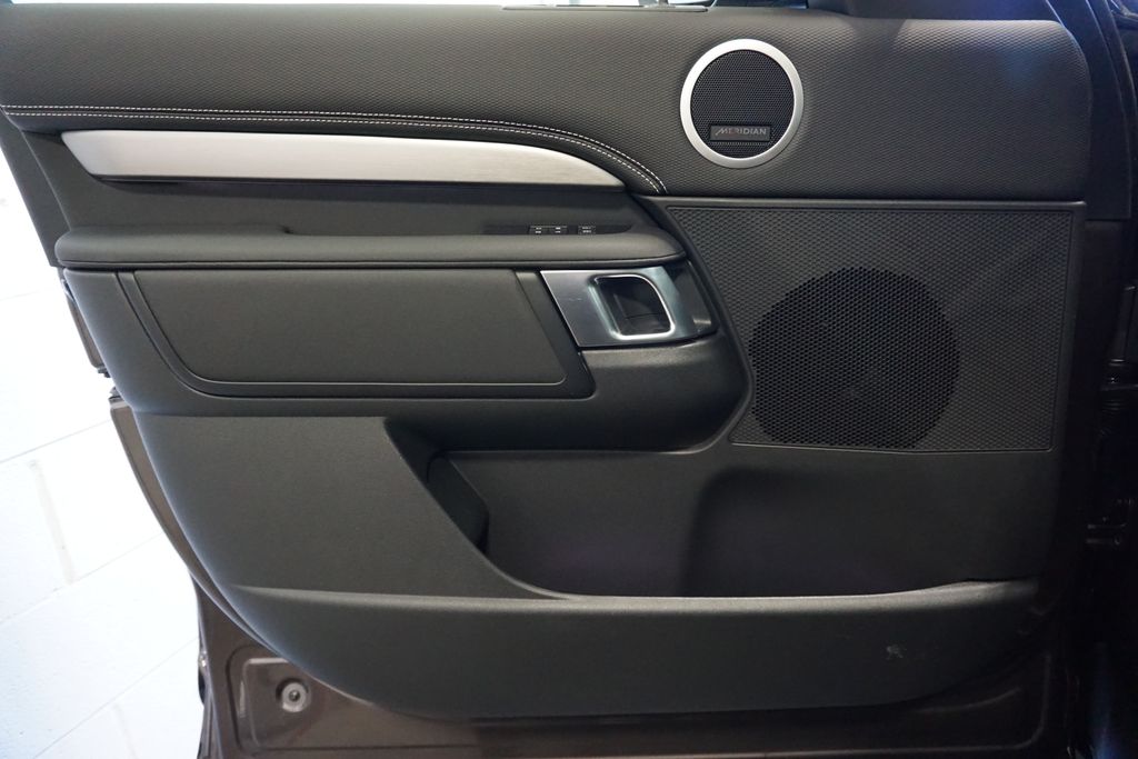 2025 Land Rover Discovery SE photo 16