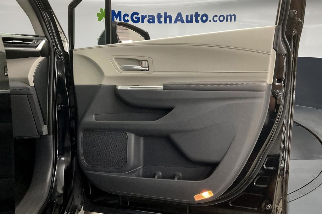 2021 Toyota Sienna XLE photo 24