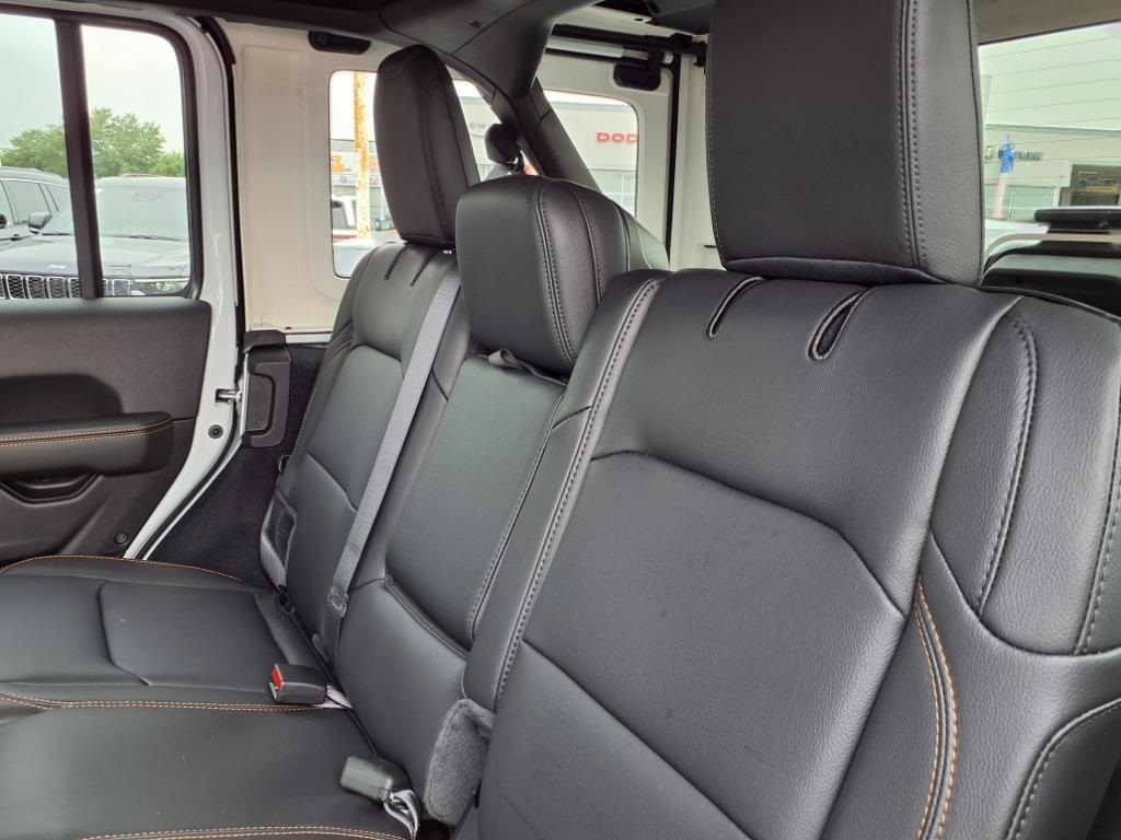 2025 Jeep Wrangler Sahara photo 11
