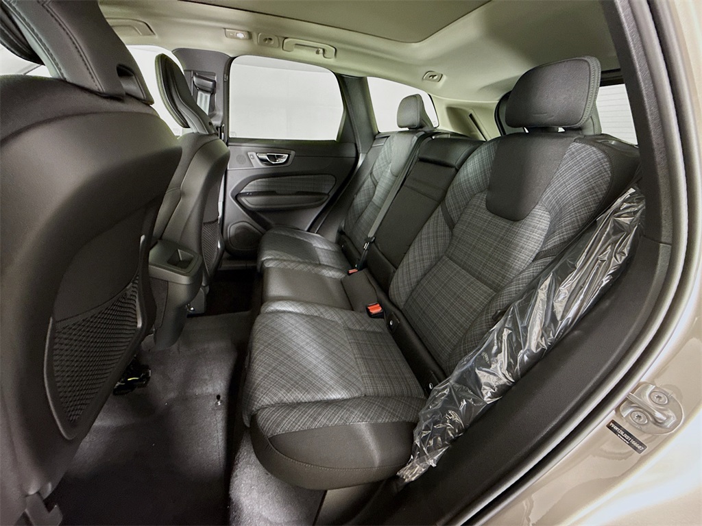 2025 Volvo XC60 B5 Core photo 24