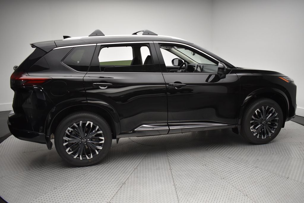 2026 Nissan Rogue Platinum photo 2