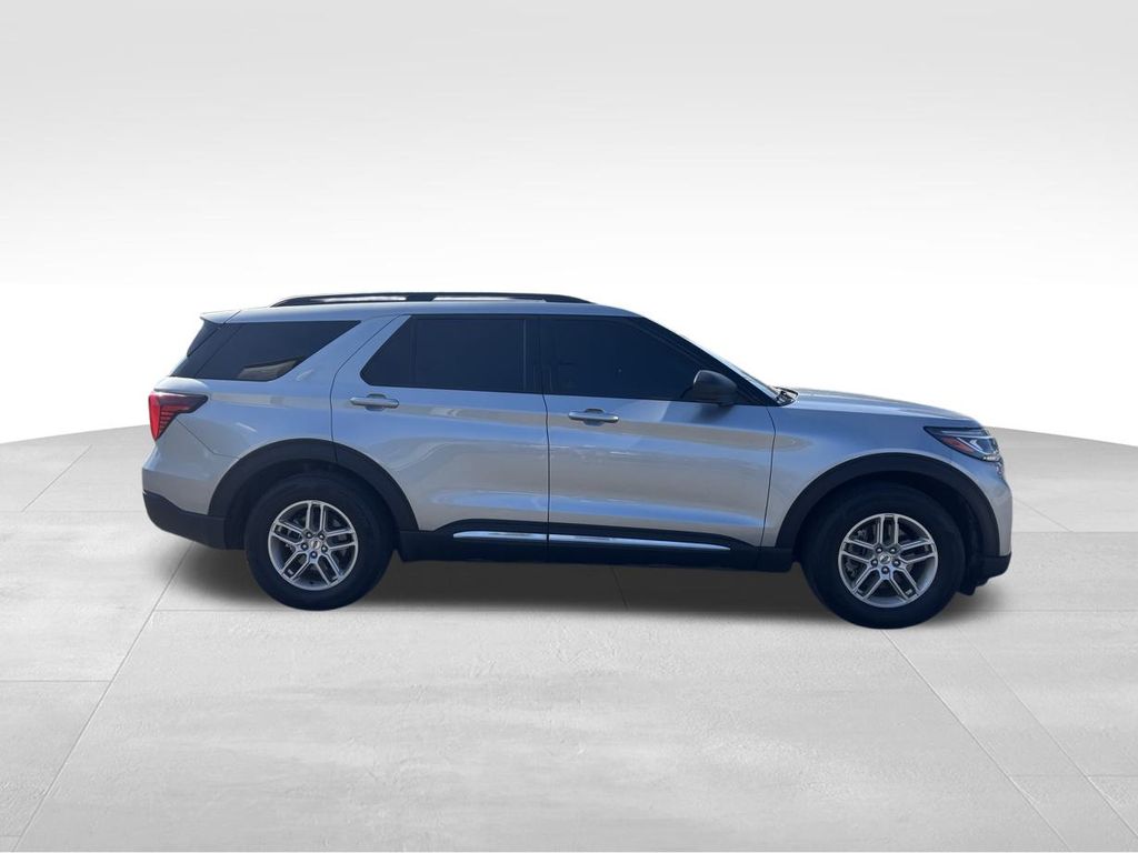 2025 Ford Explorer photo 2