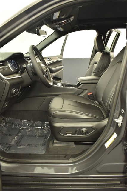 2025 Jeep Grand Cherokee Limited photo 7