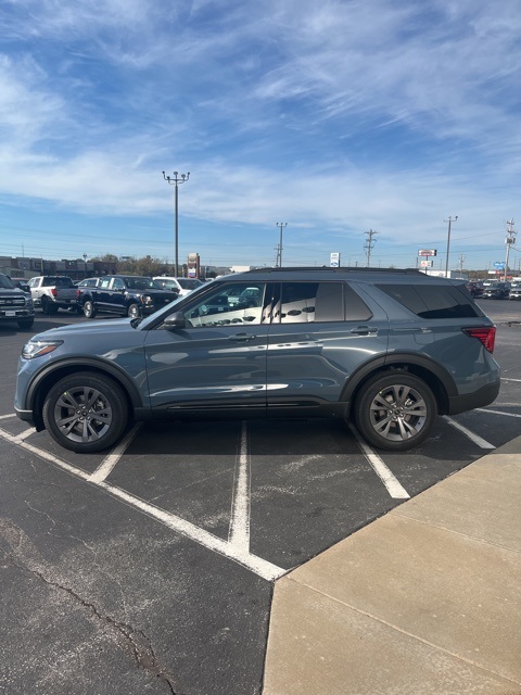 2026 Ford Explorer photo 3