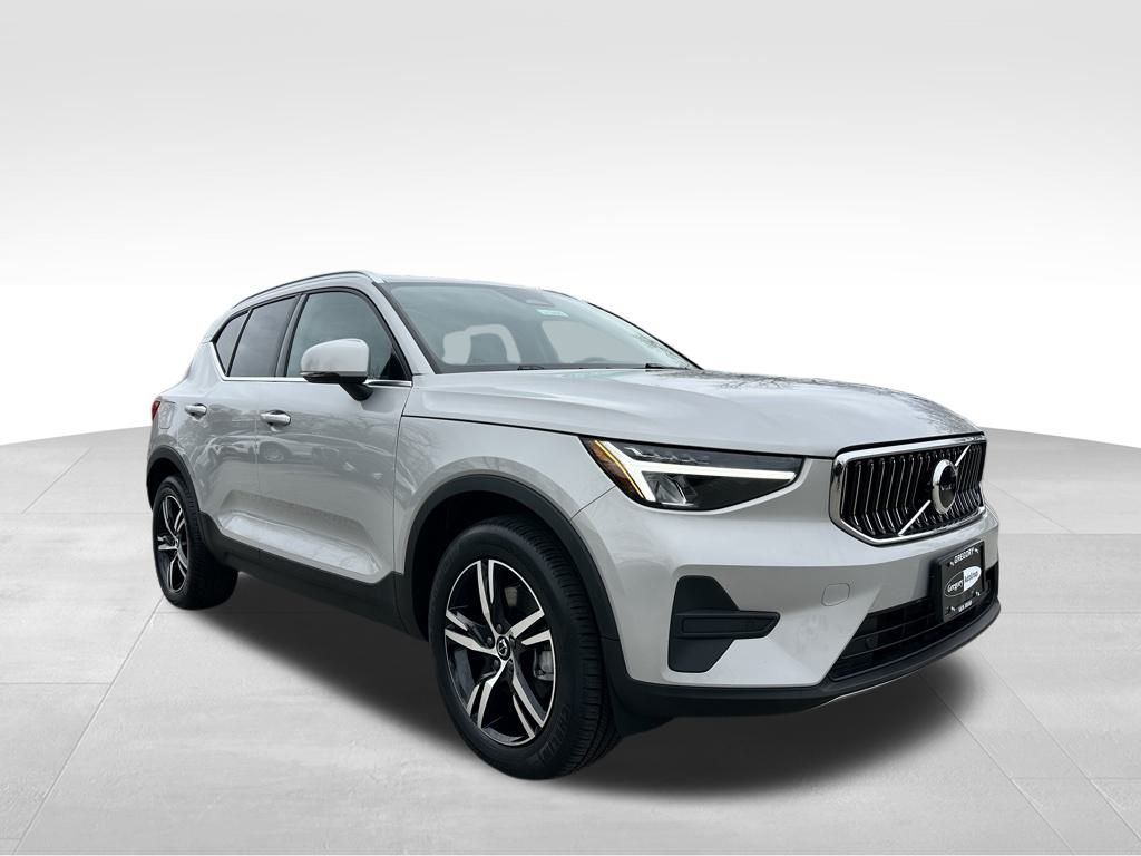 2025 Volvo XC40 Core photo 3