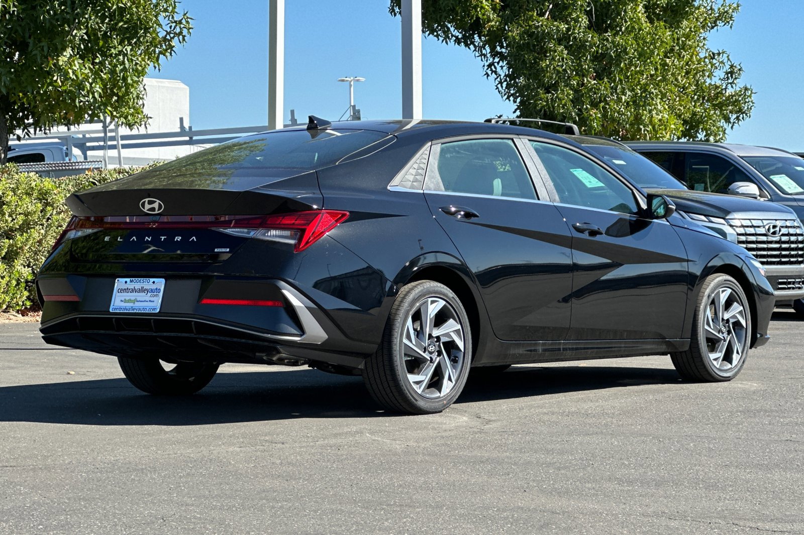2025 Hyundai Elantra Hybrid Limited photo 3