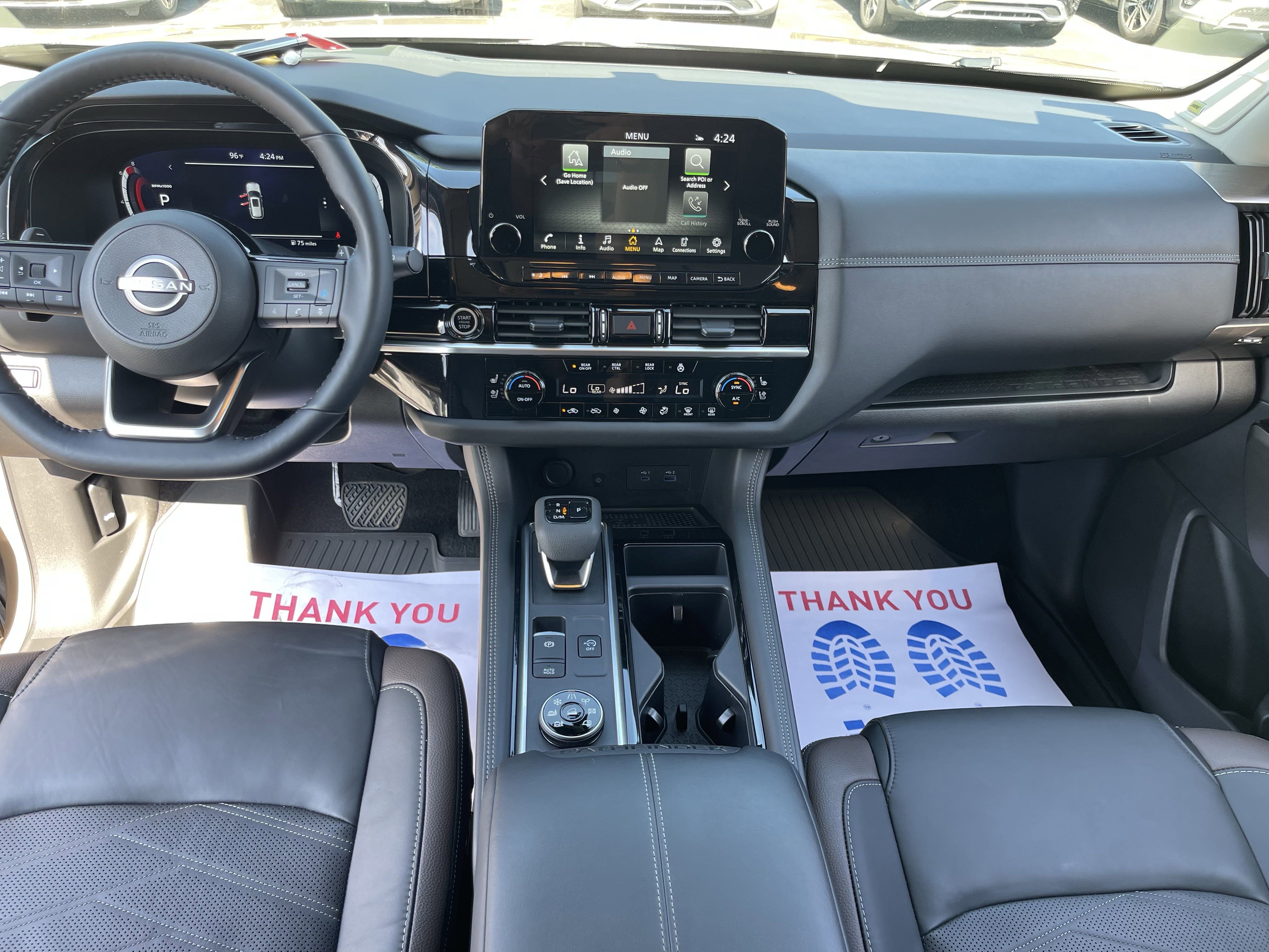 2024 Nissan Pathfinder Platinum photo 2