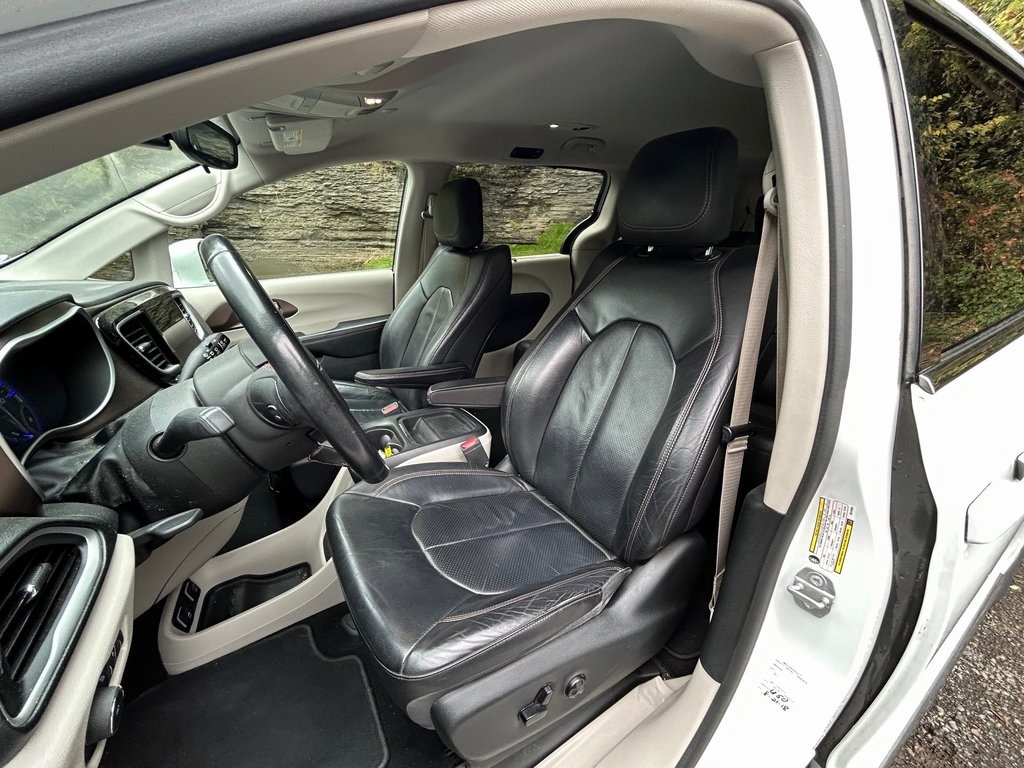 2018 Chrysler Pacifica Touring L photo 12
