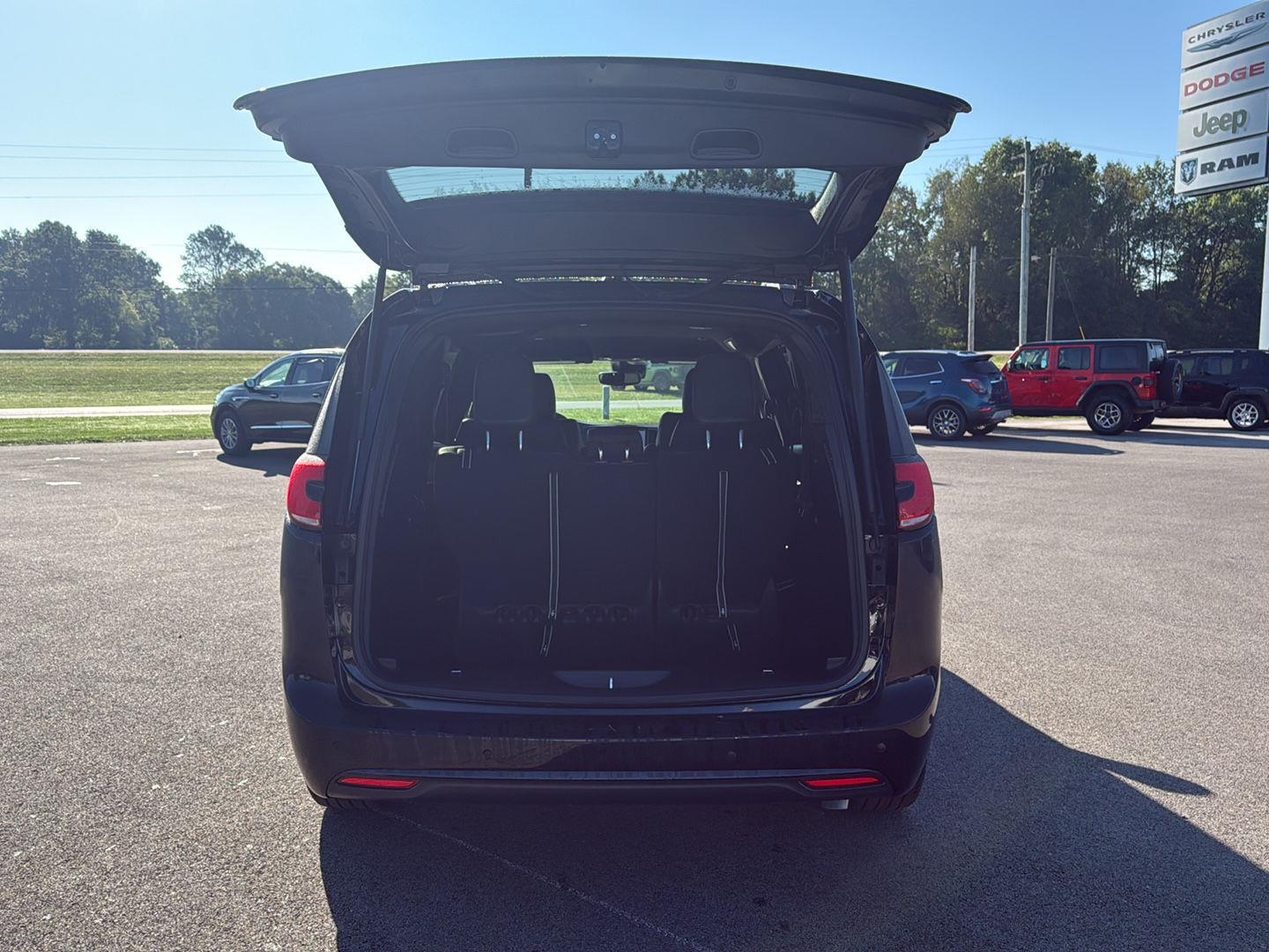 2026 Chrysler Pacifica photo 11