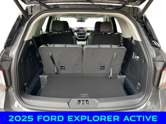 2025 Ford Explorer photo 3