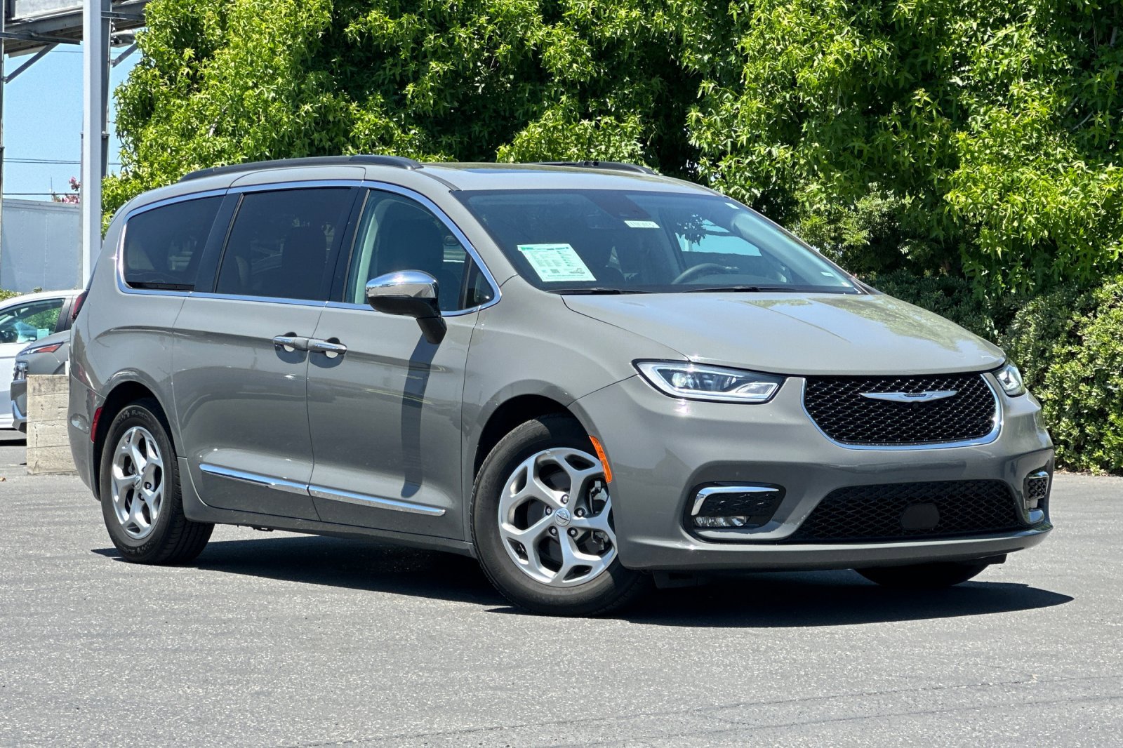 2023 Chrysler Pacifica Limited photo 2