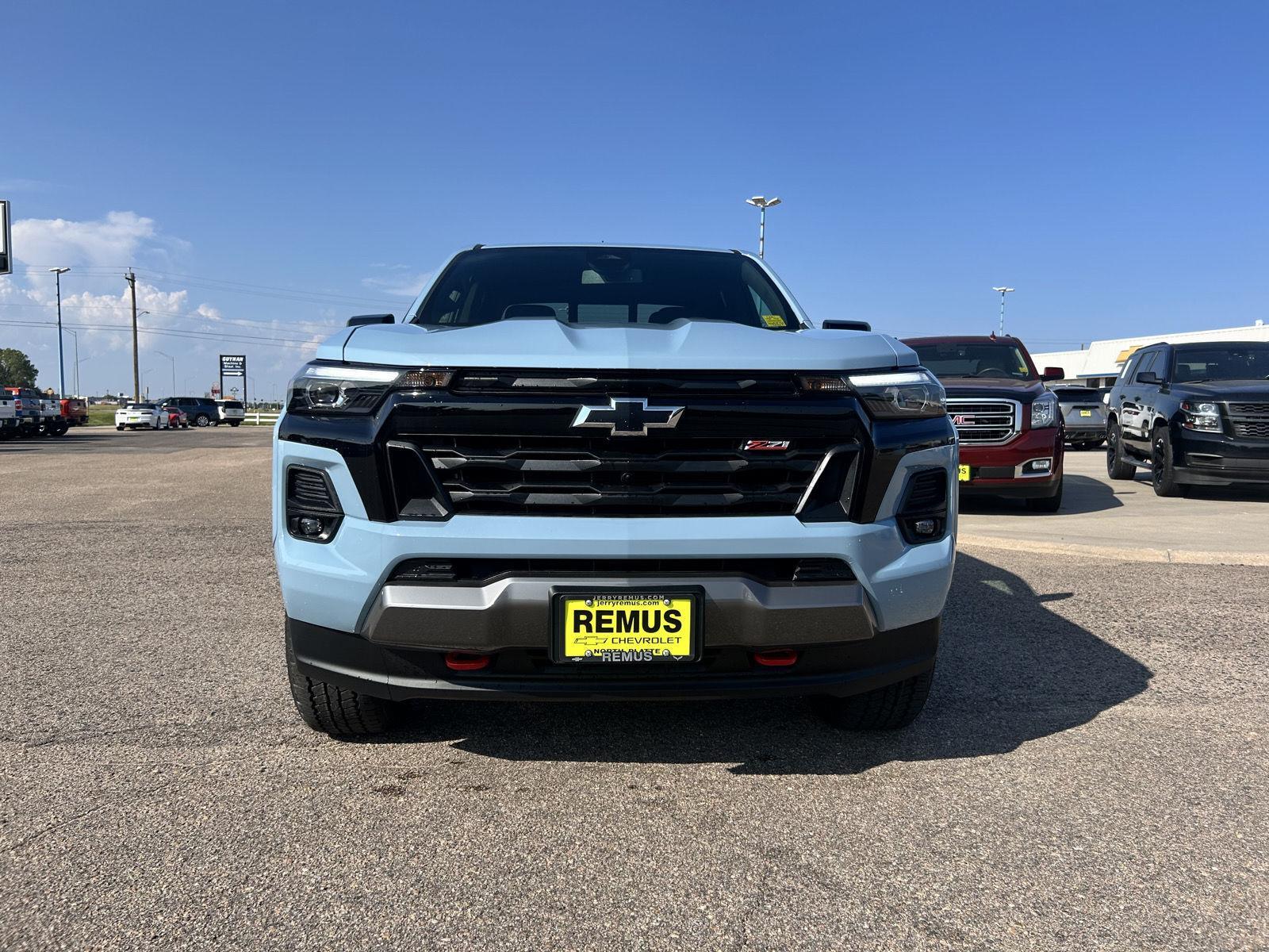 2025 Chevrolet Colorado Z71 photo 2