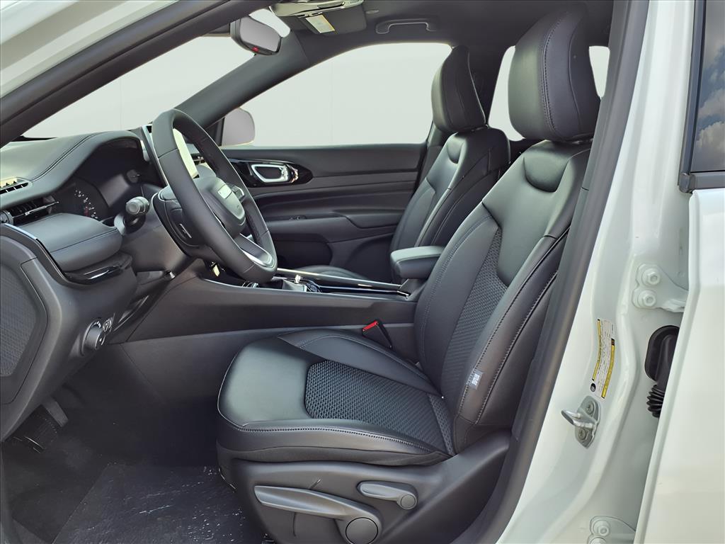 2026 Jeep Compass Latitude Altitude photo 13