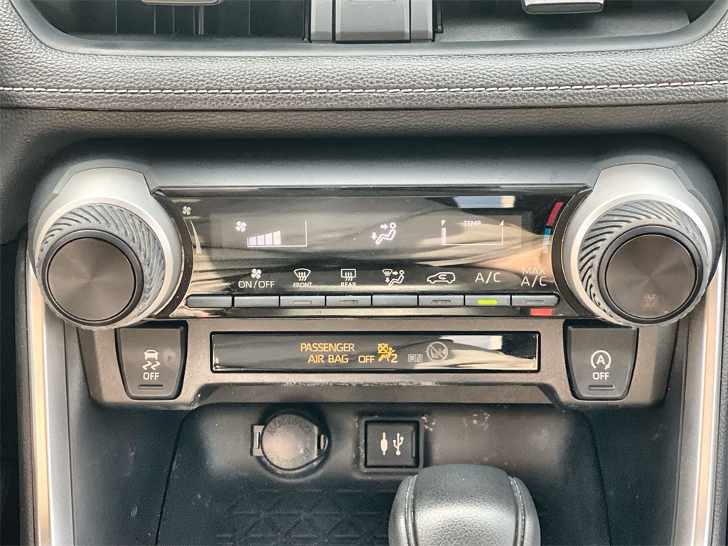 2019 Toyota RAV4 LE photo 14